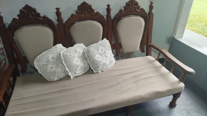 Jogo de bancos estilo colonial