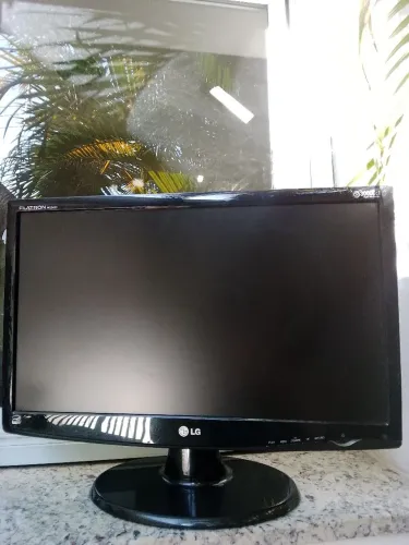 2 Monitores LG 17 e 19 polegadas