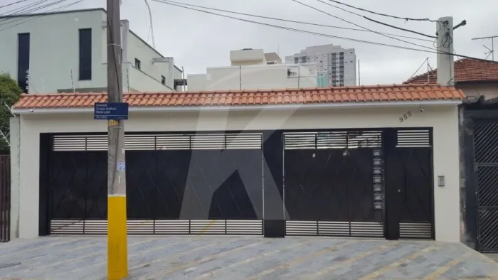 Sobrado com 2 quartos com suítes, sala, cozinha, 3 banheiros, 1 vaga de garagem perto do m