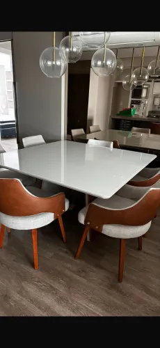 Vendo mesa com 6 cadeiras e 4 banquetas