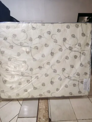 Colchão Queen Size mola ensacada plumatex Alfa novo pequeno detalhe transporte atrás