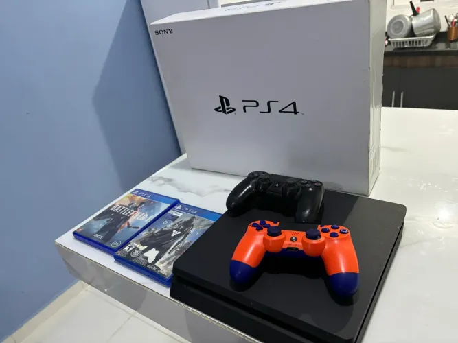 Ps4 slim 2 controle 2 jogos físico ( muito novo)