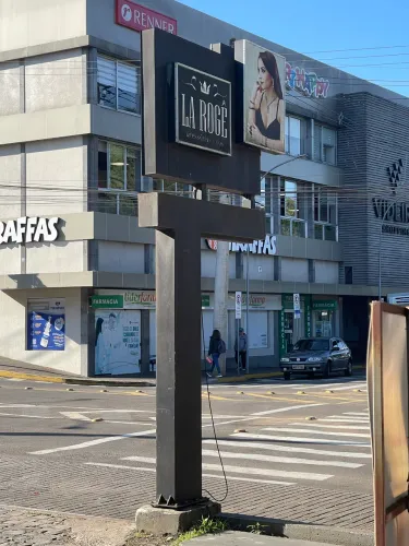 Totem Comercial Luminoso em ACM - Fachada Completa