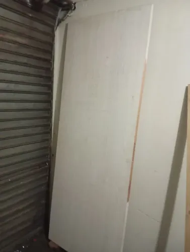 Porta nova, com fechadura