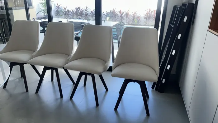 4 cadeiras prêmio tecido linho ,semi novas ,pés madeira pura imbuia!