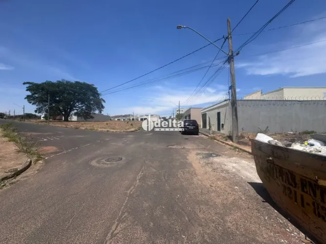 Terreno disponível para venda no bairro Santa Rosa em Uberlândia - MG.