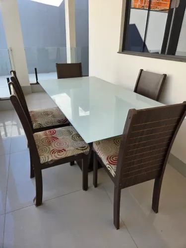 Mesa com 5 cadeiras