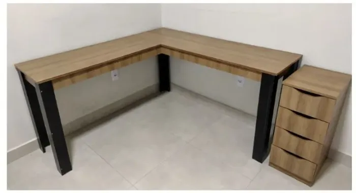 Mesa de escritorio em L