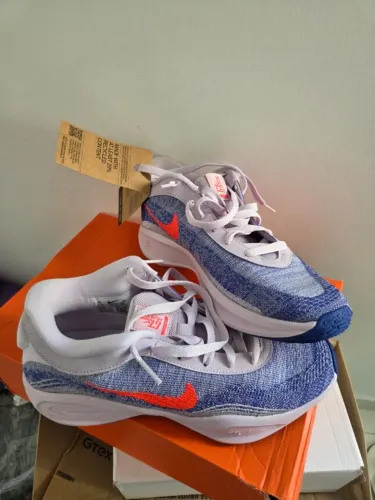 Tênis Nike Team Hustle Academy
