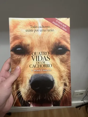 Livro Quatro Vidas de Um Cachorro