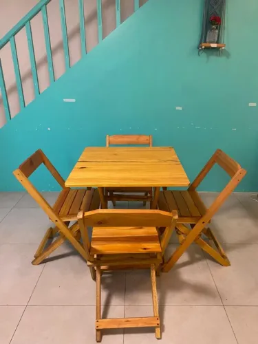 Mesa com 4 cadeiras dobráveis em madeira