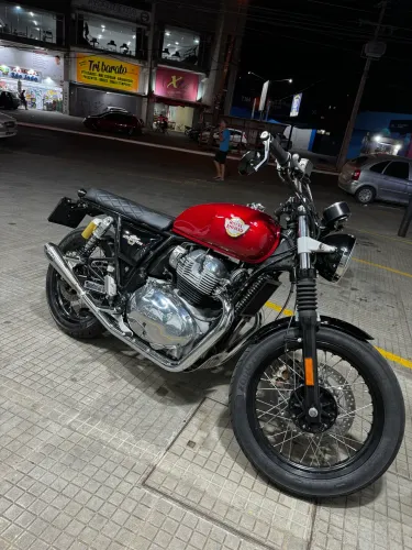 Royal Enfield Interceptor customizada em ótimo estado
