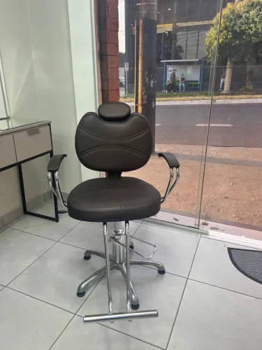 Cadeira Hidráulica para Salão de Cabeleireiro/Barbeiro.