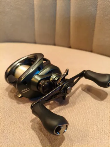 Carretilha Shimano Curado 150XG direita
