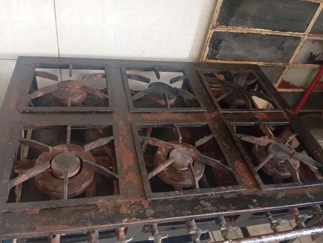 Vendo excelente fogão industrial 6 bocas e forno 