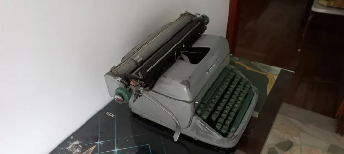 Máquina de datilografia Remington ( antiga )