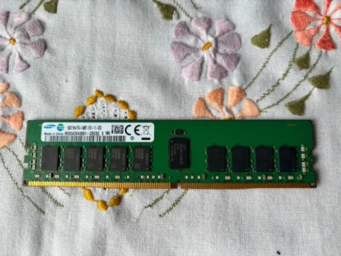 Memória RAM Samsung 16GB DDR4 ECC Registered (RDIMM) PC4-2400T 2400MHz - M393A2K40BB1
