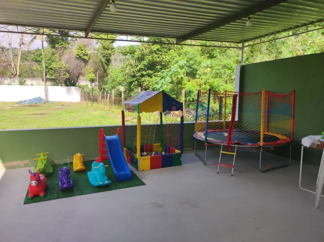 Pula pula + piscina de bolinha e tobogã