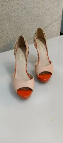 Vende-se sandália de salto