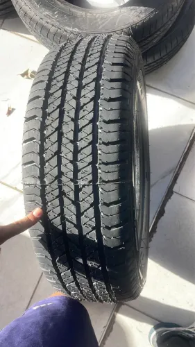 Pneus 215/65/16 com 1 ano de garantia, roda em média de 20.000 km