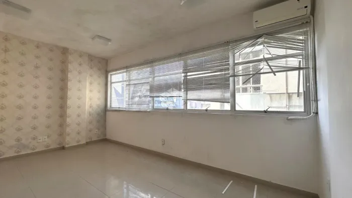 SALA COMERCIAL À VENDA COM 40 M² NO CENTRO DE FLORIANÓPOLIS
