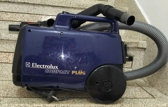 Aspirador de Pó Electrolux Compact Plus A300 - Clássico e Potente (127V)
