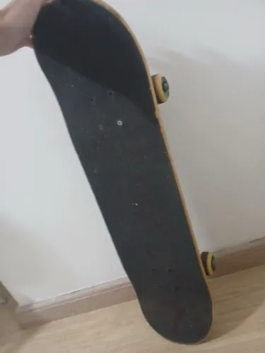 skate semi-profissional tamanho 8.0 com shape de maple