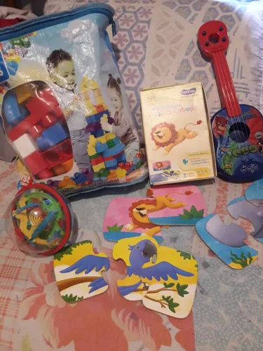 Lote de brinquedos para bebê