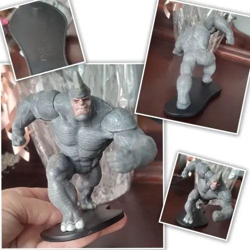 vilão Rhino do Homem-Aranha, medindo aproximadamente 11 cm