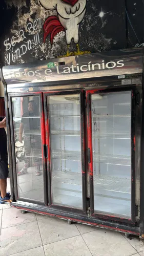 EXPOSITOR DE TRÊS PORTAS 