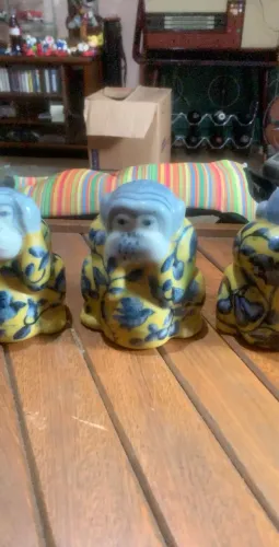 esculturas de cerâmica no estilo "não vejo, não ouço, não falo"