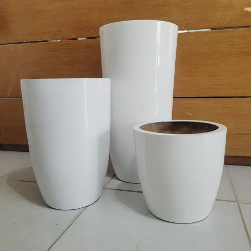 Trio de vasos para plantas em fibra de vidro com pratos