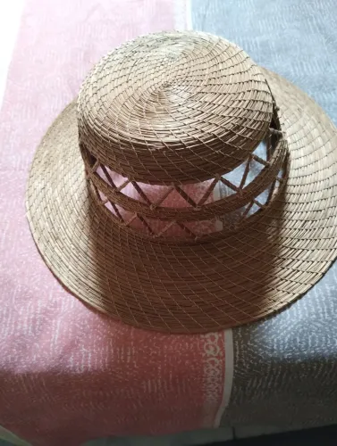 Um chapéu ? de capim dourado
