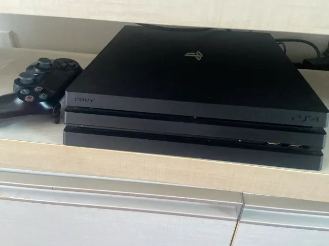 Play Station 4 Pro com controle 