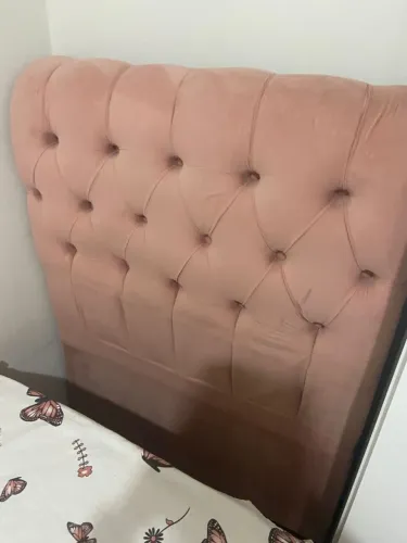 Cama com cabeceira.