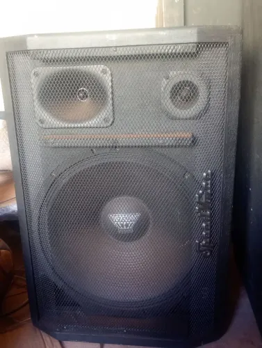 Vendo sim caixa 3 via e alguns alto-falantes