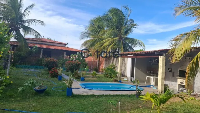 CASA DE PRAIA À VENDA 3 quartos, piscina, com amplo terreno, localizada próximo a 3 praias