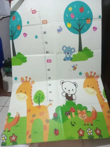 Vendo tapete infantil muito bom material bem acolchoado, muito bom com vários desenho nume
