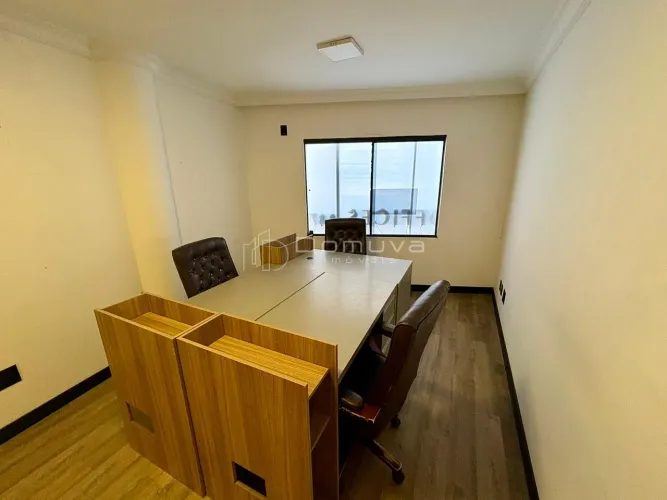 Locação na Avenida Brasil Balneário Camboriú Sobreloja Aproximadamente 20m² Com sala de es