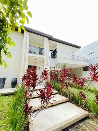 Belíssima casa estilo sobrado, com amplo espaço interno e externo, disponível para locação