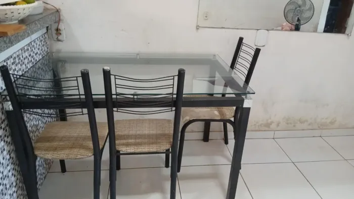 Mesa de vidro com 4 cadeiras 