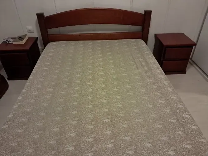 Cama de casal de madeira maciça mogno mais criado mudo e coxão.