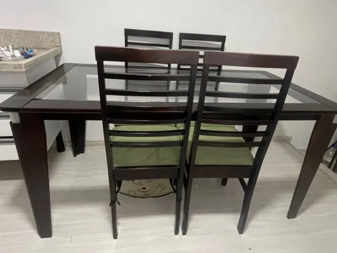 Mesa de Madeira com Trampo de Vidro e 4 Cadeiras Estofadas em ótimo estado de conservação.