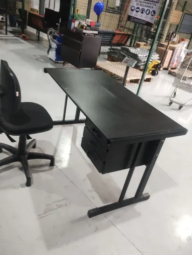 Mesa de escritório preta