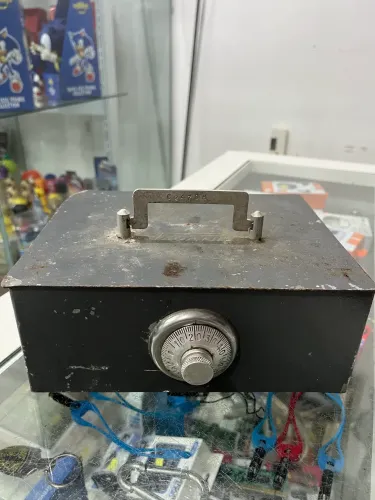 cofre portátil de mesa da marca Pavani, feito de metal com fechamento por segredo