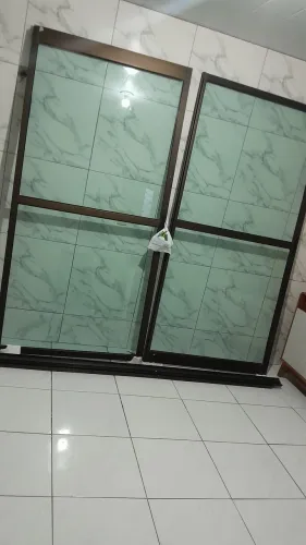 Porta de correr de vidro  altura 2,29 e comprimento de 1,15 cada uma