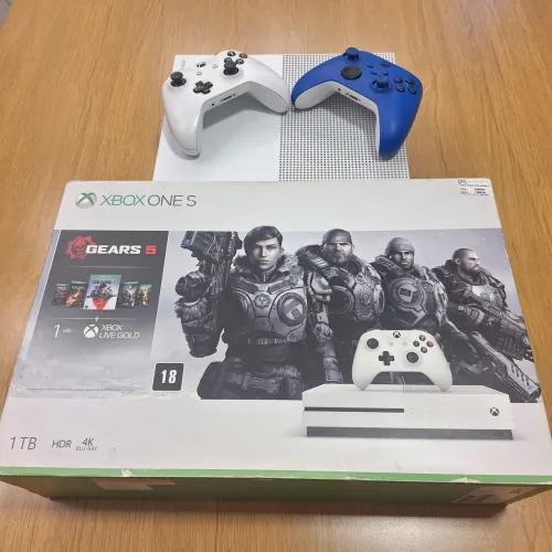 Xbox One S 1TB + 2 controles