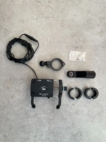 Suporte em alumínio com carregador USB turbo para moto