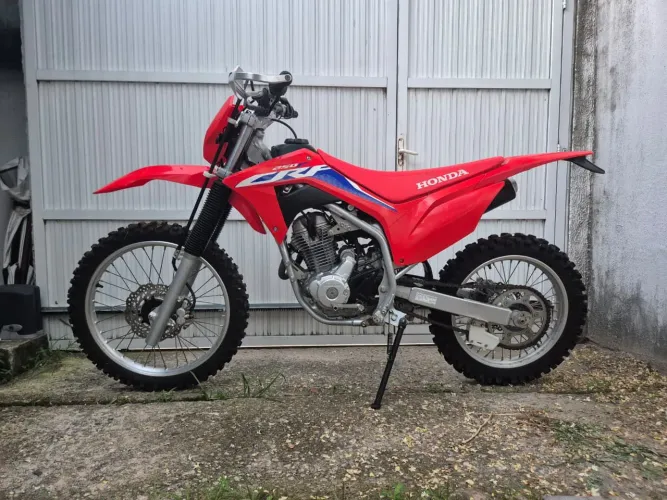 CRF 250 2023 SEGUNDO DONO NOVA DEMAIS TODA ORIGINAL POUCO USADA