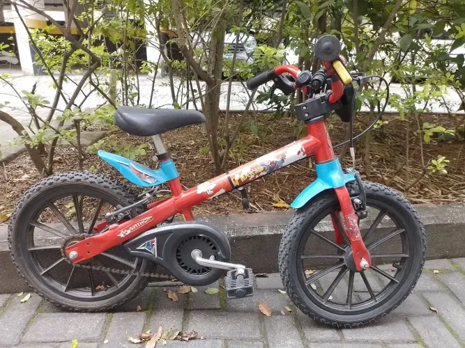 Bicicleta infantil Nathor Spiderman vermelha  pouco  usada bons pneus 